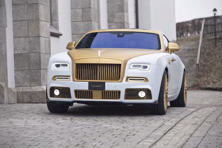 Thay vào đó, hãng trang bị cho xe một bộ bodykit bao gồm cản trước, cản sau, cản 2 bên hông, nắp capo và cánh đuôi dạng nẹp mới được làm từ sợi carbon, thể thao hơn nhưng không làm "phá dáng" sang trọng của xe.