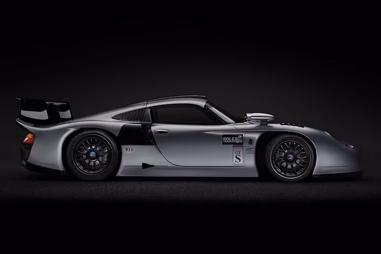 Thứ nhất, đây là chiếc xe đua 911 GT1 Evo duy nhất trên Thế giới được lưu thông hợp pháp ngoài đường công cộng. Porsche cũng đã sản xuất một số lượng nhỏ những chiếc 911 GT1 Straßenversions phiên bản dành cho khách hàng bình thường, nhưng những chiếc xe này khác biệt rất nhiều so với xe đua thực thụ.