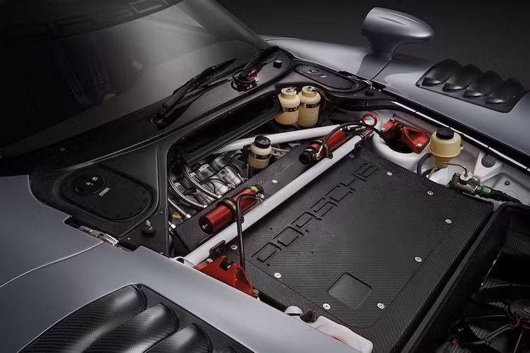 Có kiểu dáng như những chiếc 911 GT1 Straßenversions "đời cuối" nhưng ở phía dưới thân xe, 911 GT Evo khác biệt rất nhiều. Một ví dụ đó là khoang hành lý phía trước xe đã bị choán hết chỗ bởi hệ thống máy tính phức tạp trên xe đua.