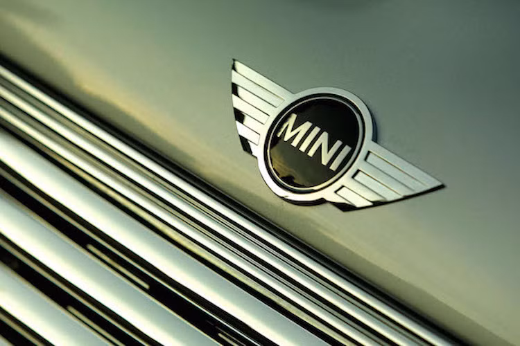 MINI: Ngay cả từ trước khi được mua lại bởi BMW, MINI với những chiếc xe cỡ nhỏ thời trang, đáng yêu của mình chưa bao giờ được coi là thương hiệu cho phái mạnh. Theo số liệu của iSeeCars, thương hiệu ôtô cho phụ nữ là một chiếc MINI cao hơn 18% so với nam giới.
