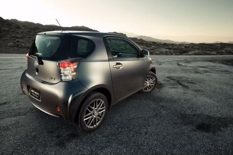 Scion: Thương hiệu đã bị "khai tử" của Toyota vốn sản xuất ra những mẫu xe hướng tới giới trẻ, nhưng Scion cũng rất được ưa chuộng bởi phái đẹp với tỉ lệ lựa chọn lớn hơn tới 58% so với nam giới. Thành công của Scion với phụ nữ có được nhờ kiểu dáng đẹp mắt và giá rẻ hơn các dòng xe cùng phân khúc của các hãng khác.