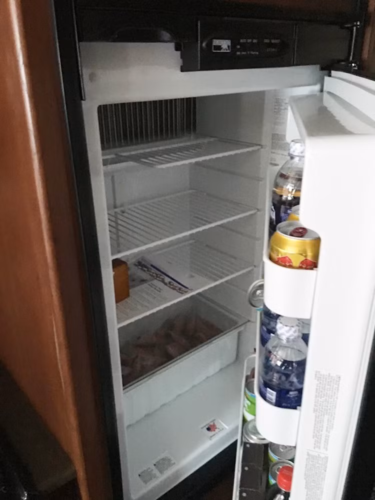 Ngay bên cạnh bếp là một tủ lạnh có dung tích lớn.