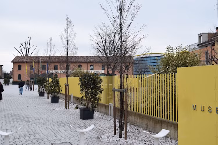 Bảo tàng Museo Casa Enzo Ferrari được xây dựng ngay trên nền đất nơi người sáng lập ra hãng xe Ferrari - Enzo Ferrari được sinh ra vào năm 1898.
