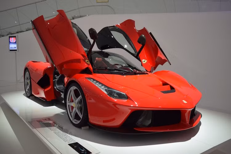 Đương nhiên, bảo tàng Museo Casa Enzo Ferrari cũng không thể thiếu sự hiện diện của siêu xe đỉnh cao mới nhất là LaFerrari. Chiếc LaFerrari này còn có "lý lịch" rất đặc biệt khi là xe của tay đua F1 Fernando Alonso.