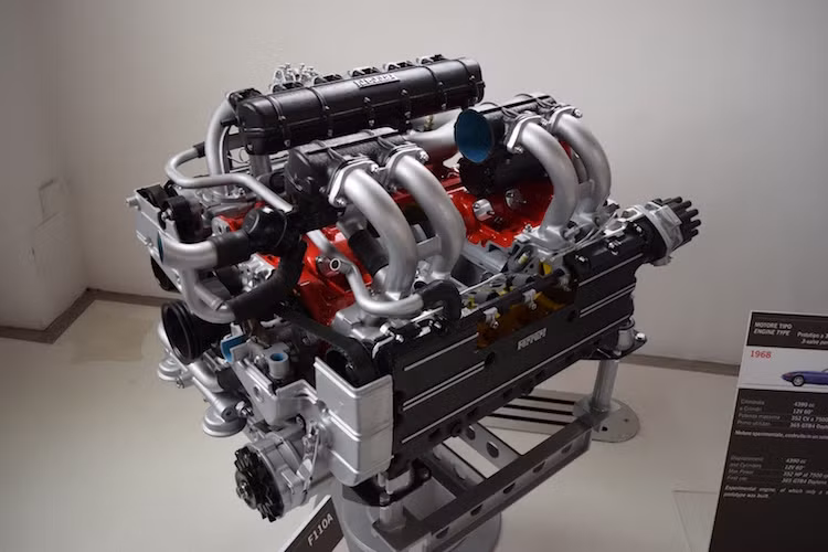 Bao quanh 2 chiếc Ferrari cổ này là hàng loạt các động cơ khác nhau. Nhiều động cơ trong số này được lấy từ các siêu xe mang tính "biểu tượng" trong lịch sử của Ferrari, cũng như một số mẫu động cơ thử nghiệm không được sản xuất.