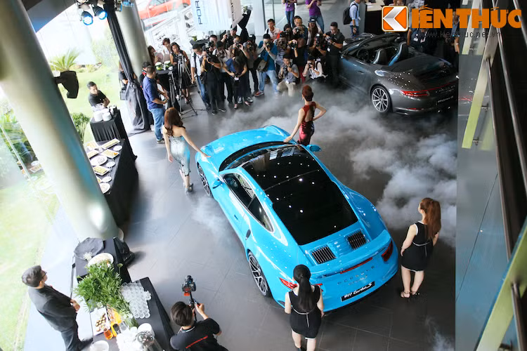 Các dòng siêu xe Porsche 911 vừa được ra mắt tại Việt Nam thuộc phiên bản nâng cấp giữa vòng đời (facelift) thế hệ thứ 7 với tên mã 911. Trong đó, các phiên bản 911 Carrera thường đã được Porsche ra mắt vào tháng 9/2015 và 911 Turbo được công bố 3 tháng sau đó.