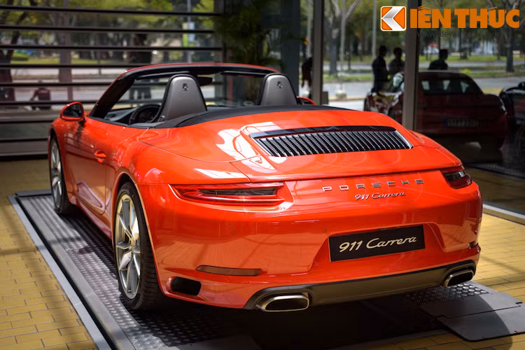 Động cơ này có công suất tối đa 370 mã lực/450 Nm trên các phiên bản Carrera thường, và 420 mã lực/500 Nm trên Carrera S - lần lượt lớn hơn 15 mã lực và 60 Nm so với các phiên bản cũ tương đương. Tất cả các phiên bản đều có hộp số ly hợp kép PDK 7 cấp, trong khi các bản Carrera 4 sẽ có hệ dẫn động 4 bánh toàn phần.