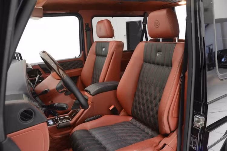 Với phiên bản này, toàn bộ cabin của chiếc xe đã được Brabus bọc lại trong tông màu đỏ/nâu của loại da Nappa cao cấp nhất, cùng với những chi tiết ốp gỗ quý.