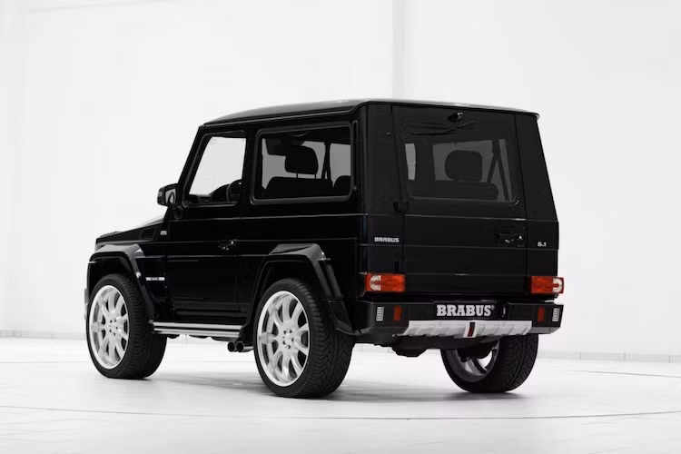 Mặc dù bị dừng sản xuất, nhưng những khách hàng có phiên bản Mercedes G500 SWB vẫn có thể nhờ hãng độ Brabus nổi tiếng nâng cấp lên cấu hình Brabus G500 6.1 mạnh mẽ. Giống những chiếc G-Class mới nhất, Brabus G500 6.1 SWB cũng sở hữu bộ body kit đặc biệt và mâm 10 cánh kích thước lớn.