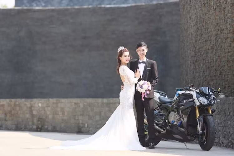 Thiết kế của S1000R có thể dễ dàng khiến người ta nghĩ tới S1000RR với phần đuôi tương tự và các tấm quây hai bên thân cũng xẻ rãnh dạng "vây cá mập".