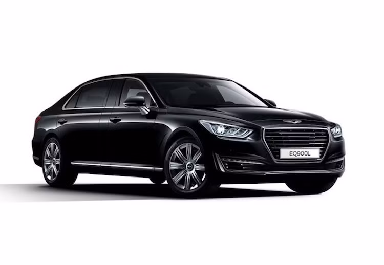 Tại Hàn Quốc, Genesis EQ900L có giá bán 150.200.000 Won (tương đương khoảng 130.000 USD hay 2,8 tỷ đồng) - thấp hơn tới khoảng 60.000 USD (1,33 tỷ đồng) so với một chiếc Mercedes-Maybach S600 tại thị trường này. Hiện chưa rõ liệu Genesis có đưa phiên bản này ra thị trường Quốc tế hay không.