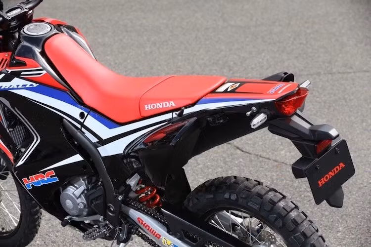Giống nhiều chiếc xe địa hình khác, đuôi của CRF250 Rally được vuốt dẹt về phía sau. So với chiếc concept của năm ngoái, yên của chiếc xe cũng đã có độ võng cao hơn.