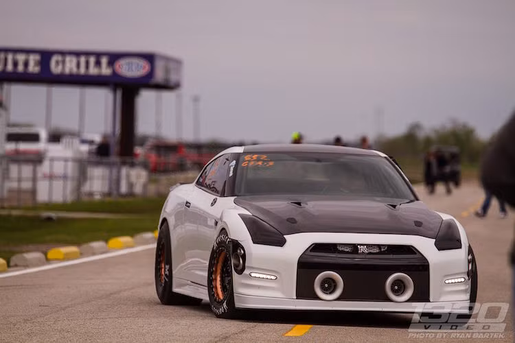Dù có công suất "khủng" nhưng ở bên ngoài, toàn bộ các chi tiết thân xe của một chiếc Nissan GT-R nguyên bản vẫn được AMS Performance giữ nguyên.