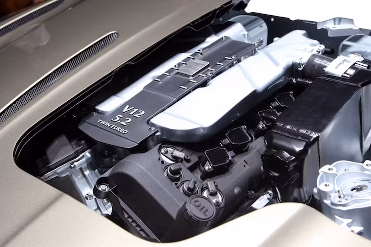 Được trang bị động cơ V12 5.2l tăng áp kép hoàn toàn mới do Aston Martin phát triển, DB11 có công suất tối đa lên tới 600 mã lực và mô-men xoắn cực đại 700 Nm. Xe chỉ mất 3,9 giây để tăng tốc từ 0-100 km/h và tốc độ tối đa đạt 320 km/h.