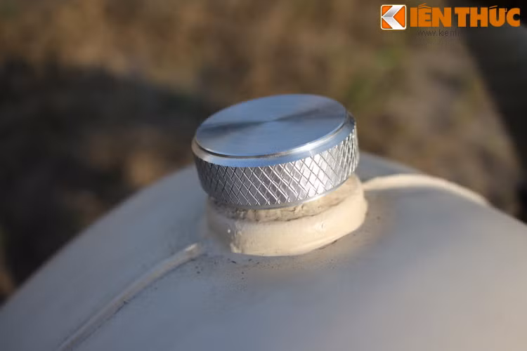 Nắp xăng cũng đã được chế tạo từ nhôm nguyên khối bằng công nghệ tiện CNC với bề mặt phay xước và phần xung quang khía rãnh tăng ma sát.