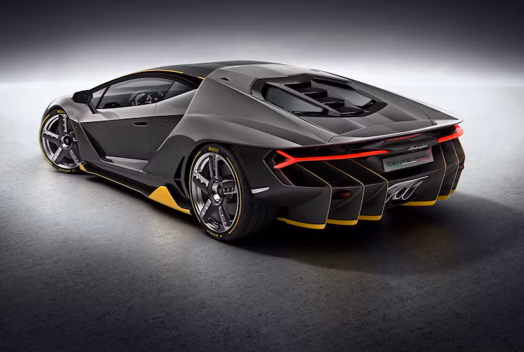 Ở phía sau, siêu xe Centenario cũng "gây sốc" với bộ cánh khuếch tán không khí cực lớn tạo thành cản sau, kèm theo cặp đèn hậu hình chữ Y và ống xả ở chính giữa, tạo nên hình dáng đầy "viễn tưởng" cho chiếc xe.
