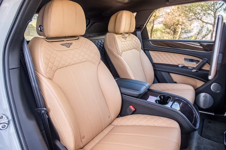 Với những gì mà siêu xe SUV Bentayga đem lại, không ngạc nhiên khi giá của chiếc xe tại Anh khởi điểm từ 160.200 Bảng và thậm chí có thể lên tới hơn 500.000 Bảng nếu đặt thêm các tùy chọn khác.
