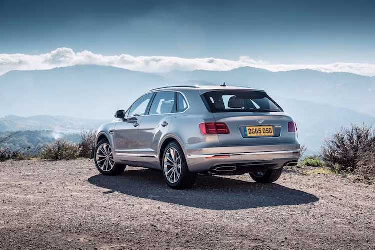 Ngay khi ra mắt, Bentayga đã được liệt ngay vào hàng những chiếc xe SUV nhanh nhất Thế giới nhờ động cơ W12 6.0l tăng áp với công suất lên tới 600 mã lực và mô-men xoắn cực đại "khổng lồ" 900 Nm, giúp xe có thể tăng tốc từ 0-100 km/h chỉ trong 4 giây và đạt tốc độ tối đa 301 km/h.
