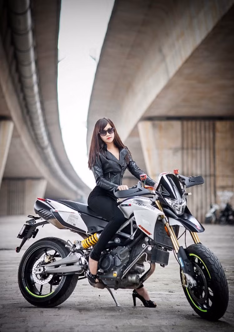 Giống như đối thủ Ducati Hypermotard, Aprilia Dorsoduro cũng có ngoại hình "gầm cao, dáng thể thao" với các bề mặt thân xe góc cạnh, khung dạng trellis và bộ phuộc có khoảng hành trình lớn.
