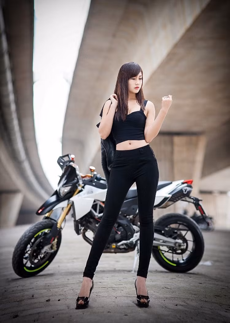 Động cơ này có công suất tối đa lên tới 130 mã lực. Để khách hàng có thể kiểm soát hiệu quả chiếc xe, những công nghệ hiện đại đã được tích hợp như hệ thống kiểm soát lực kéo ATC (Aprilia Traction Control), hệ thống lái đa chế độ, ABS...
