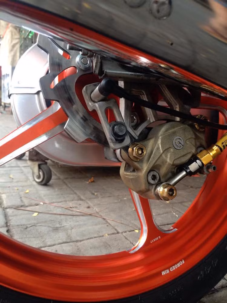 Bánh sau của chiếc xe vẫn sử dụng vành CNC, đĩa Galfer và heo Brembo 2 pis.