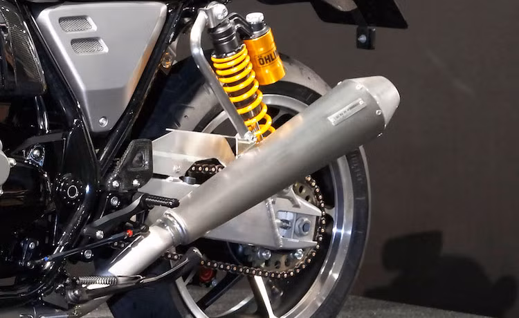Động cơ 4 xi-lanh của CB concept Type II chia khí xả ra làm 2 đường, với 2 ống xả Over Racing đặt hai bên thân xe.