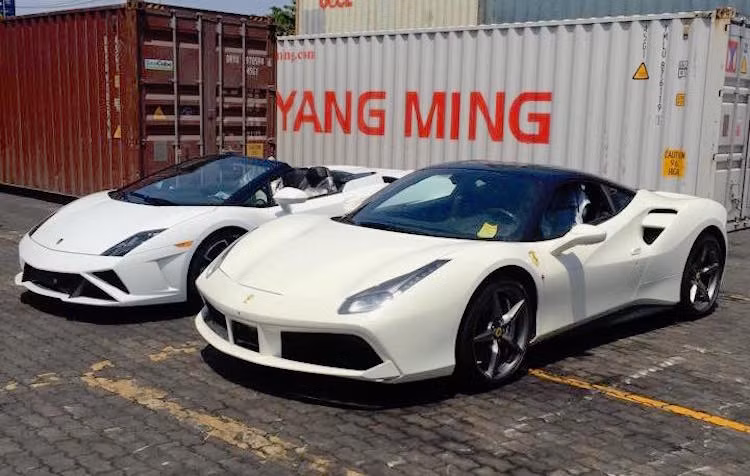 Chiếc 488 GTB mới nhất vừa được nhập về là chiếc màu trắng Bianco Avus thứ 2 và là chiếc thứ 4 thuộc dòng xe này có mặt ở Việt Nam. 3 chiếc 488 GTB trước đó được nhập về lần lượt có màu xám Grigio Scuro, trắng Bianco Avus và đỏ Rosso Corsa.