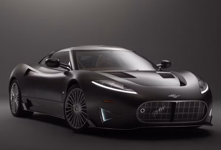 "Hồi sinh" từ sau khi phá sản, hãng siêu xe Hà Lan Spyker đã cho ra đời chiếc C8 Preliator với kiểu dáng cổ điển, thanh lịch và có giá 324.900 Euro (tương đương 8,1 tỷ đồng). Tuy nhiên, với động cơ Audi 4.2l V8 công suất 525 mã lực ở phía sau, mức giá này hơi đắt so với hiệu năng mà chiếc xe đem lại.
