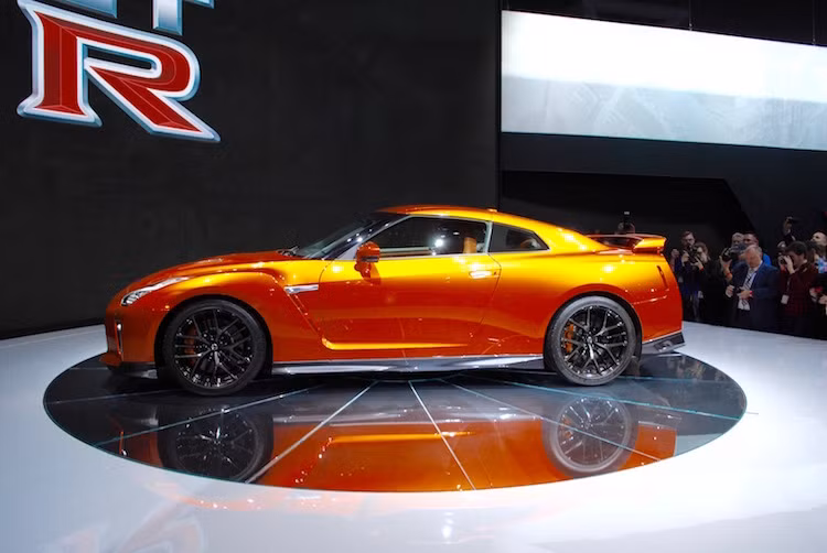 Tuy nhiên ở phía hai bên thân xe, Nissan đã gần như hoàn toàn không thay đổi bất cứ chi tiết nào, ngoại trừ bộ mâm mới.