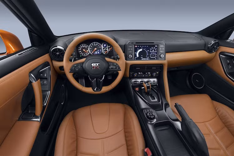 Bước vào nội thất, mọi chuyện hoàn toàn khác khi cabin của chiếc xe đã được Nissan "mạnh tay" thiết kế lại, với bảng táp-lô cùng tay lái hoàn toàn mới và các ghế ngồi được bọc da semi-aniline.