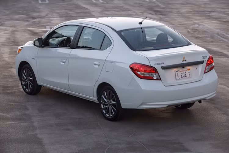 Ở phía sau, chiếc xe có đèn hậu và cản sau thay đổi nhẹ. Trong khi đó, hai bên thân của Mirage G4 2017 hoàn toàn không có sự thay đổi.