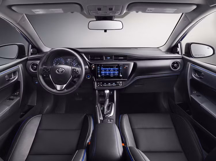 Ở bên trong nội thất, Corolla mới sẽ có hệ thống thông tin giải trí Entune Audio với kết nối bluetooth. Thêm tiền, khách hàng có thể nâng cấp lên hệ thống ENtune Plus với màn hình cảm ứng 7 inch có tính năng định vị.