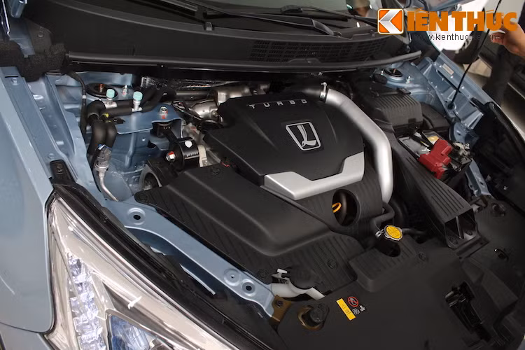 Tại thị trường Việt Nam, U6 sẽ được trang bị 1 trong 2 phiên bản động cơ tăng áp 4 xi-lanh với dung tích 1.8 (170 mã lực/256 Nm) hoặc 2.0l (191 mã lực/274 Nm). Cả hai phiên bản đều có hộp số tự động 6 cấp của hãng Aisin (Nhật). Cả hai phiên bản đều có hộp số tự động, nhưng bản 1.8 chỉ có hộp số 5 cấp thay vì 6 cấp.