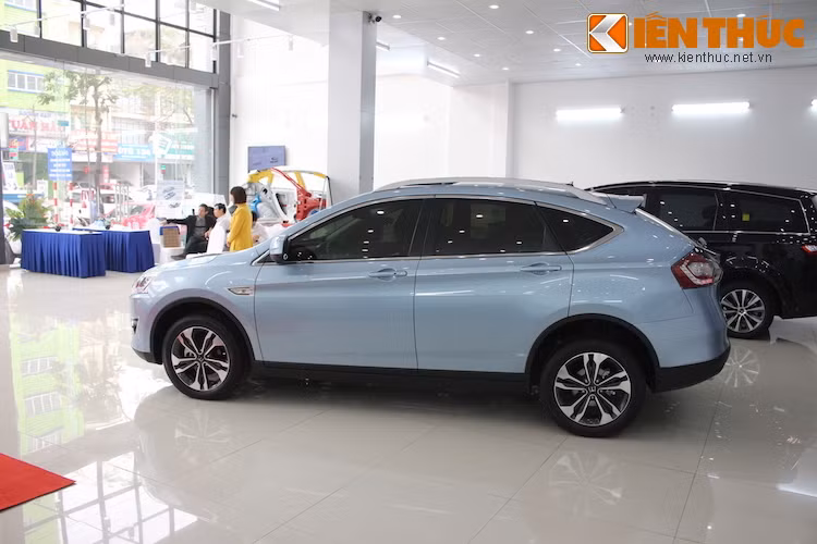 Một đường dập nổi chạy từ đèn hậu tới vè trước là điểm nhấn chính cho hai bên thân xe của U6. Vòm mái của xe có thiết kế dạng vòm. cong đều ở cả phía trước và sau.