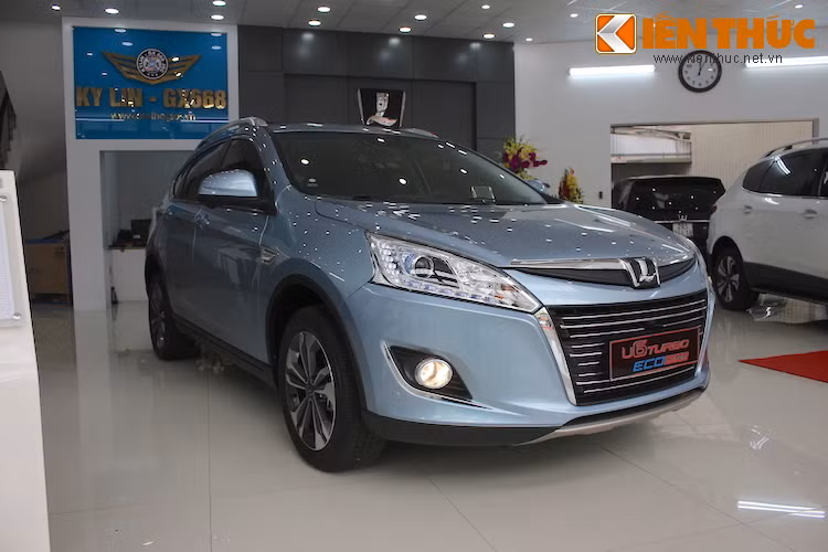 Mẫu crossover Luxgen U6 vẫn giữ nguyên phong cách thiết kế quen thuộc đã từng xuất hiện trên các dòng xe U7 trước đó. Phần đầu xe có đèn pha thuôn dài, lưới tản nhiệt hình thang khá mạnh mẽ nhưng lại bị "rối" bởi thanh ngang mạ chrome với logo Luxgen.