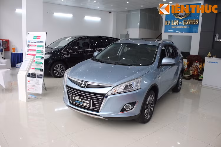 Tại Việt Nam, giá bán lần lượt cho 2 phiên bản Luxgen U6 Turbo EcoHyper 1.8l và 2.0l là 818 và 898 triệu đồng. Tuy nhiên là một thương hiệu mới, khá xa lạ với người Việt và có chất lượng chưa được kiểm chứng về lâu dài, U6 có thể sẽ rất vất vả để cạnh tranh với các đối thủ trong phân khúc crossover hạng trung như Honda CR-V, Toyota Fortuner hay Mazda CX-5.