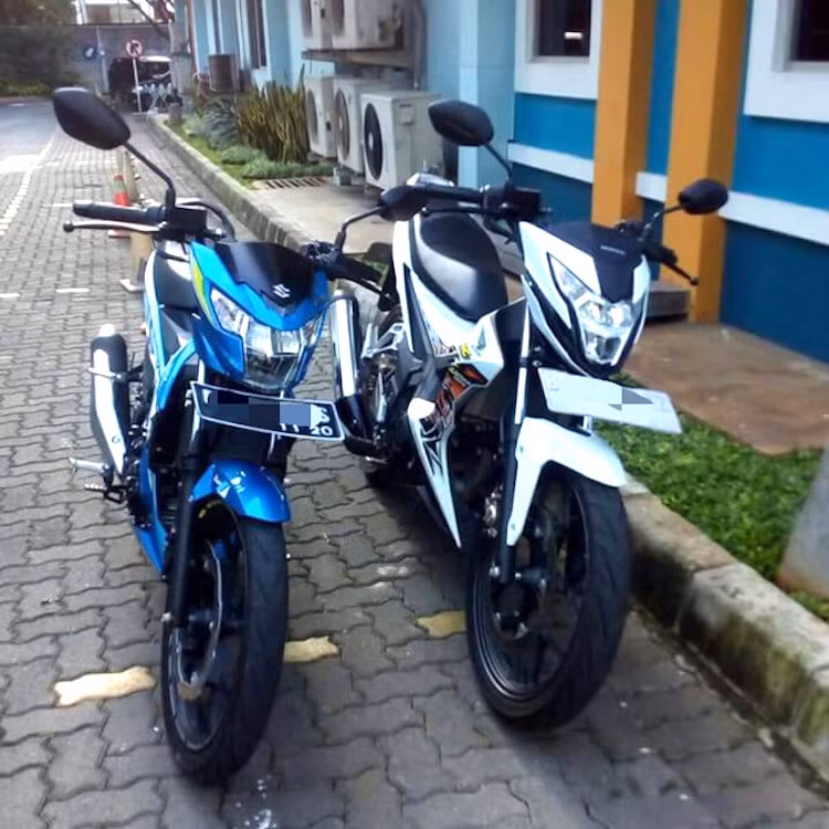 Cả Suzuki Satria F150 FI và Honda Sonic 150R đều là thế hệ mới nhất của những mẫu xe hàng đầu phân khúc underbone. Trong khi Honda Sonic 150R đã được tung ra từ cuối năm ngoái thì phải tới tháng 1 năm nay, Suzuki Satria F150 FI mới chính thức ra mắt.