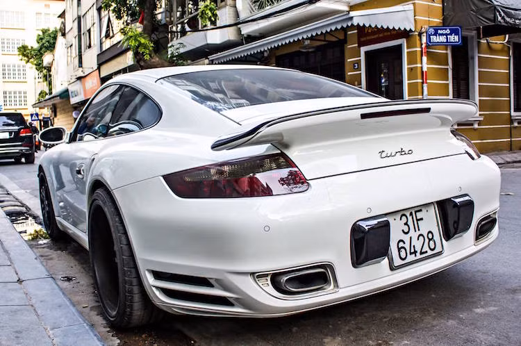 Giống như những chiếc 911 khác, 911 Turbo cũng sở hữu động cơ 6 xi-lanh nằm ngang đặt phía sau xe. Có dung tích 3.6l và bộ tăng áp, động cơ này có thể đạt công suất tối đa 473 mã lực và mô-men xoắn cực đại 620 Nm.