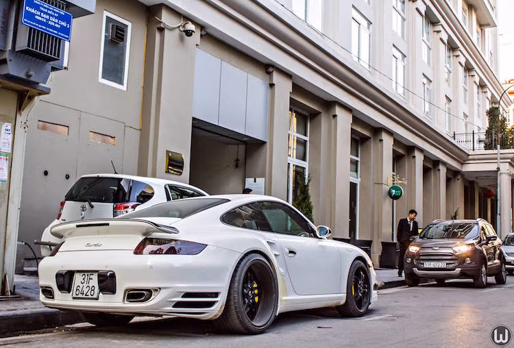 Thay vì hệ dẫn động cầu sau, những chiếc 911 Turbo được trang bị hệ thống dẫn động 4 bánh tương tự Porsche Cayennne, kèm theo hộp số tự động ly hợp kép 7 cấp.