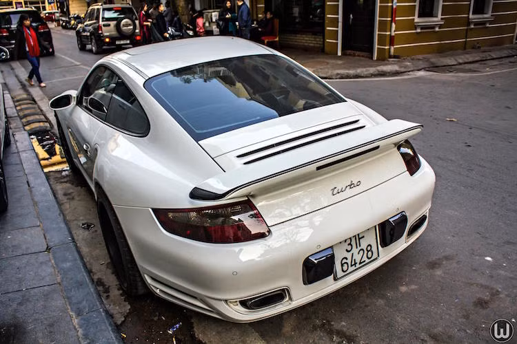 Với phiên bản nâng cấp của chiếc xe được tung ra vào năm 2009, động cơ của 911 Turbo còn được tăng công suất lên 20 mã lực nữa. Tới năm 2010, Porsche tiếp tục tung ra phiên bản Turbro S với công suất lên tới 516 mã lực.