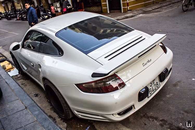 911 Turbo, cùng toàn bộ các dòng 911 thế hệ 997 khác đã bị dừng sản xuất khi Porsche công bố thế hệ 911 991 mới. Sau đó, phiên bản 911 Turbo và Turbo S của thế hệ này cũng đã được tung ra.