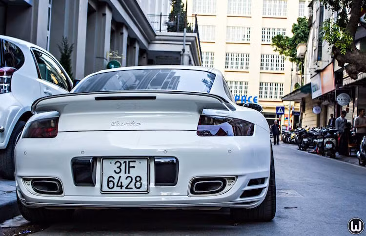Tuy nhiên tới thế hệ siêu xe 911 Turbo 997 như chiếc xe trong ảnh, dù mạnh mẽ hơn rất nhiều nhưng xe vẫn rất an toàn và dễ kiểm soát nhờ một loạt các trang bị điện tử hỗ trợ.