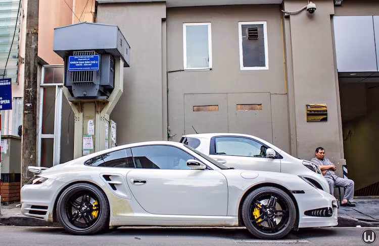 Trên chiếc 911 Turbo này, chủ xe còn "tô điểm" thêm cho xe bằng một số nẹp trang trí trên cản và bộ mâm 5 cánh kép màu đen với lòng mâm sâu độc đáo.