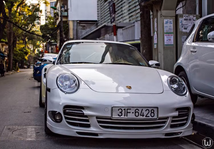 Ra mắt lần đầu vào năm 1975, kể từ đó tới nay Porsche 911 Turbo đã trở thành một trong những dòng xe đặc trưng nhất của hãng xe thể thao Đức.