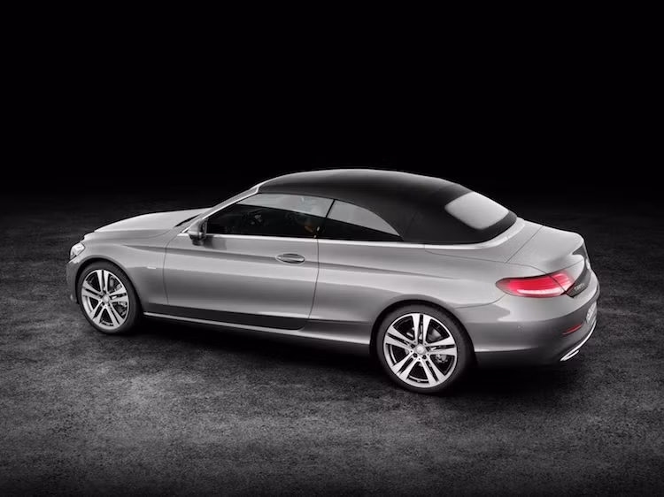 Ngoại trừ sự khác biệt về kích thước, C-Class Convertible cũng có thiết kế đầy tinh tế và sang trọng như S-Class Convertible. Ngay cả bộ mui xếp mềm với 4 tùy chọn màu nâu tối, xanh đậm, đỏ đậm và đen cũng gần giống với S-Class mui trần.