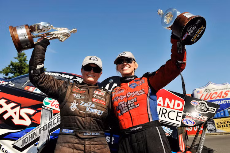 Courtney Force (20/6/1988): Đến từ một gia đình có truyền thống đua xe, Courtney đã chiến thắng cuộc đua drag chuyên nghiệp đầu tiên tại Mỹ ở thể thức Top Alcohol Dragster khi mới chỉ 21 tuổi vào năm 2009.