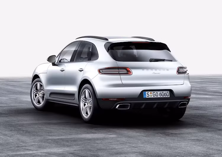 Phải tới tháng 6/2016, Macan 2.0 mới được bán chính thức tại thị trường châu Âu, và Porsche Việt Nam cũng sẽ bắt đầu nhận đặt hàng chiếc xe từ thời gian này. Giá bán của Macan 2.0 tại Việt Nam là 3,032 tỷ đồng.