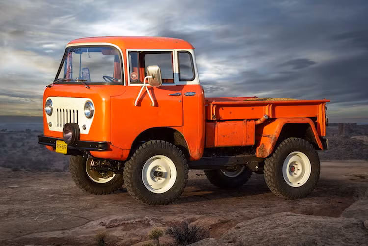 Jeep FC150 concept là một chiếc xe tải gợi nhớ về chiếc FC150 trước đây, từng được những nông dân trên các trang trại ở Mỹ sử dụng rất phổ biến.