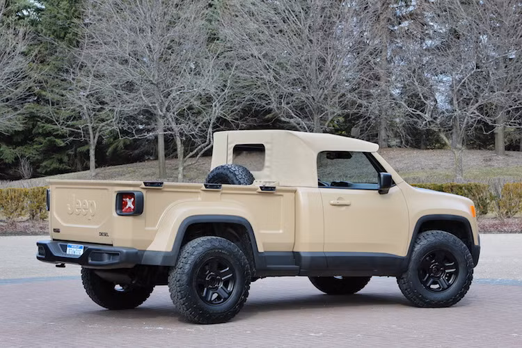 Dựa trên cơ sở của dòng compact crossover Renegade, Comanche sử dụng động cơ diesel 2 lít cùng hộp số tự động 9 cấp với khóa vi sai Jeep Active Drive Lock cầu sau.