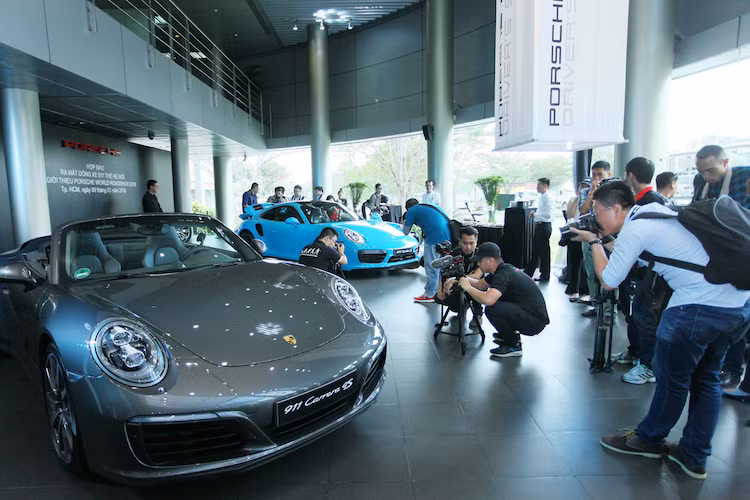 Ngày 9/3/2016, trong buổi họp báo ra mắt dòng xe 911 mới tại Sài Gòn, Porsche Việt Nam đã cho biết sẽ tổ chức chương trình Trải nghiệm xe Porsche World Roadshow 2016 (PWRS) lần đầu tiên tại Việt Nam